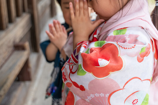 参拝する着物の子供達