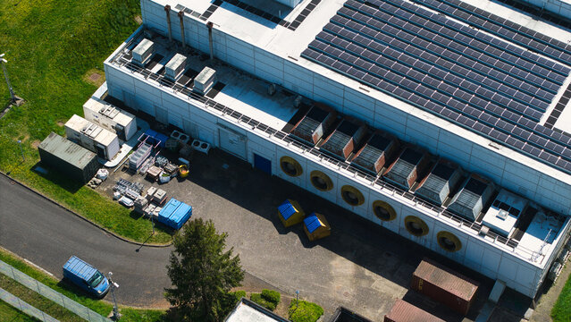 Aerial view of a data centre facility featuring solar panels on the roof and industrial cooling systems Wellingborough, England, United Kingdom.