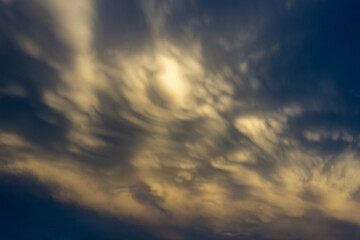 Obraz premium beautiful sky and clouds at sunset on the city