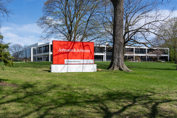 Naklejka premium Toronto, Ontario, Canada - April 26, 2026: A Johnson and Johnson company ground sign in front of the building on Green Belt Drive in Toronto, Ontario. Johnson and Johnson is an American pharmaceutical