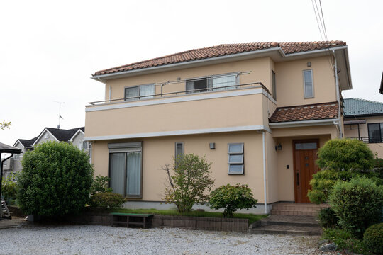 日本の現代的な一軒家と静かな住宅街の風景/都市近郊の分譲住宅