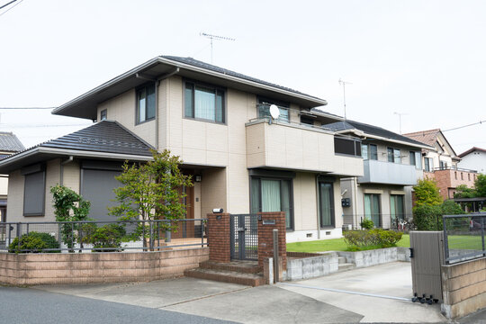日本の現代的な一軒家と静かな住宅街の風景/都市近郊の分譲住宅