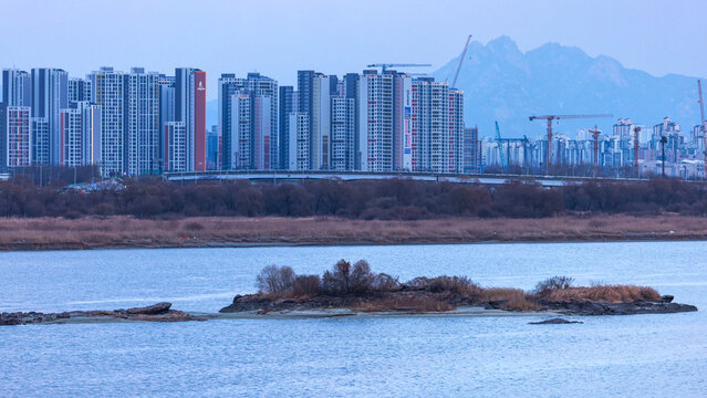 Scenic view of the small island 'Dokdo' in the Han River against the Gimpo city skyline