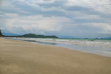 Fototapeta premium Sandy Shore with Gentle Ocean Waves