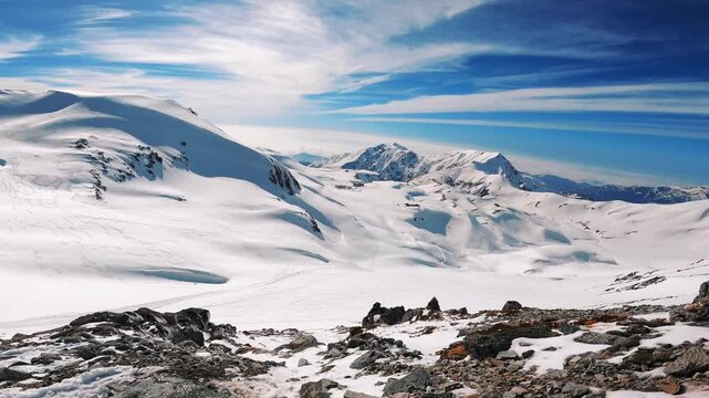 冠雪の北アルプスの立山の雄山
