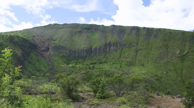 群馬県の渋峠、岩肌と緑の斜面が広がる夏の山岳風景と国道292号周辺の4K映像
