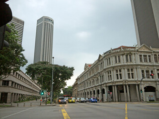 Obraz premium Singapore street with old Stamford House British colonial building and modern skyscraper in the evening