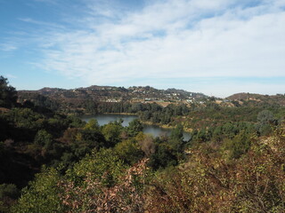 Fototapeta premium Lake Hollywood Park with scenic reservoir and dry hills landscape in Los Angeles, California, USA