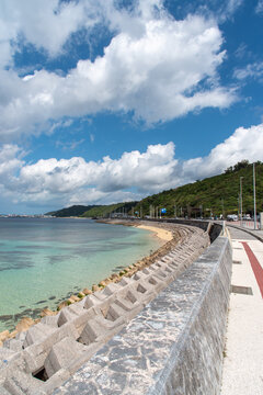 天気の良いエメラルドグリーンの海と海岸線の歩道