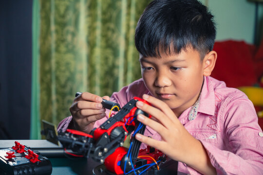 DIY Robotic Hand: A Young Maker&rsquo;s Guide to Building a Cardboard Robot at Home