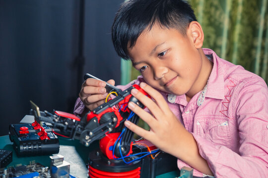 DIY Robotic Hand: A Young Maker&rsquo;s Guide to Building a Cardboard Robot at Home