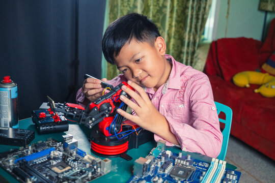 DIY Robotic Hand: A Young Maker&rsquo;s Guide to Building a Cardboard Robot at Home