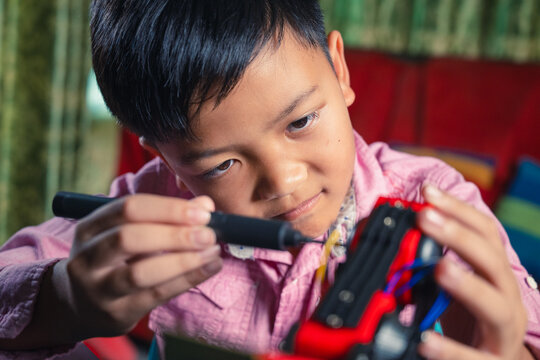 DIY Robotic Hand: A Young Maker&rsquo;s Guide to Building a Cardboard Robot at Home