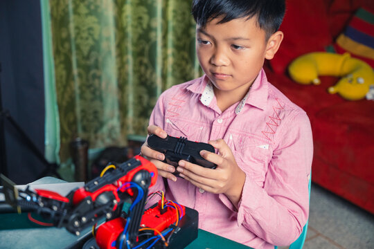DIY Robotic Hand: A Young Maker&rsquo;s Guide to Building a Cardboard Robot at Home