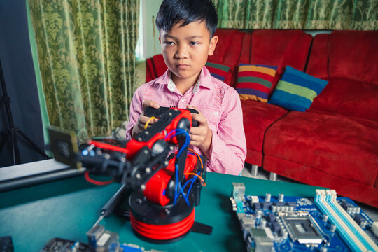 DIY Robotic Hand: A Young Maker&rsquo;s Guide to Building a Cardboard Robot at Home
