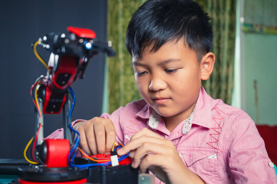 DIY Robotic Hand: A Young Maker&rsquo;s Guide to Building a Cardboard Robot at Home