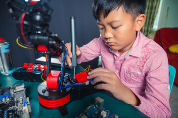 DIY Robotic Hand: A Young Maker’s Guide to Building a Cardboard Robot at Home © TimeStopper
