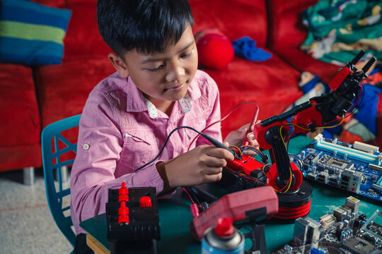 DIY Robotic Hand: A Young Maker&rsquo;s Guide to Building a Cardboard Robot at Home