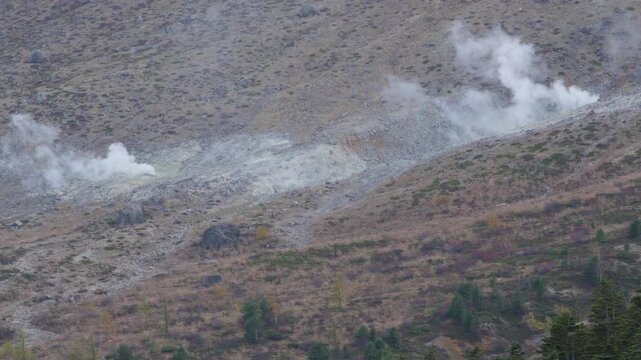 群馬県中之条町の渋峠、山肌から立ち上る火山ガスと荒涼とした火山地形の4K映像