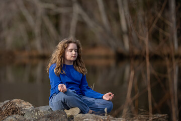 Naklejka premium Child in a daydream. Carefree childhood in nature. Dreamy kid. Thoughtful child. Little child dreamer. Young mind full of imagination. Blonde child thinking. Kids freedom. Calm and peaceful childhood.