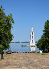 Obraz premium Volga River embankment and the bell tower of St. Nicholas Cathedral (built in 1800) remained after the flooding