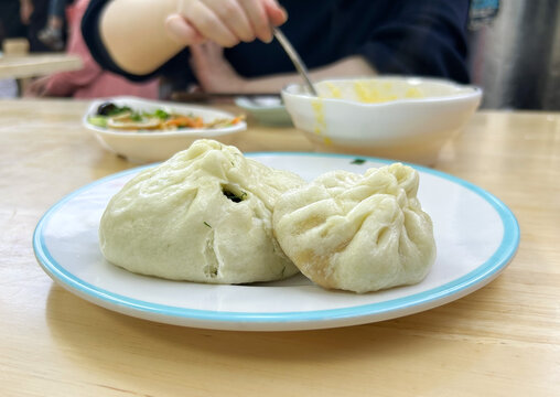 中華朝食の定番、テーブルに置かれた肉まん（包子）