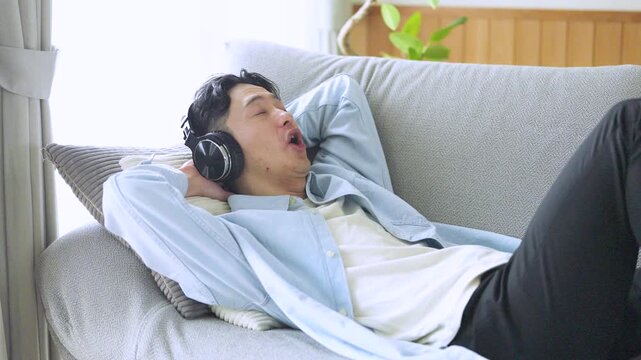 音楽に合わせて歌いながら楽しむ男性のライフスタイルイメージ, Man Enjoying Music and Singing at Home