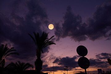 Full Moon with urban silhouettes. © astrosystem