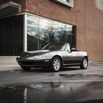 Editorial: Mazda MX-5 Miata Roadster vor urbaner Architektur &ndash; kompakter Sportwagen, Cabrio, Fahrspa&szlig;, Design, Klassiker, Stadt, Copyspace
