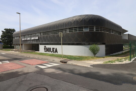 Ecole ENILEA, &eacute;cole des industries laiti&egrave;res, vue de l'ext&eacute;rieur, ville de Poligny, d&eacute;partement du Jura, France
