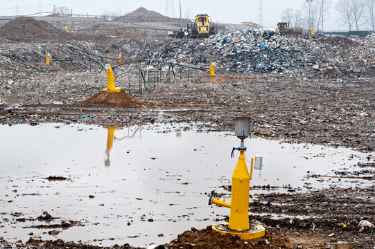 Discarica rifiuti urbani. Produzione stoccaggio e distribuzione di biogas in discarica stoccaggio rifiuti.