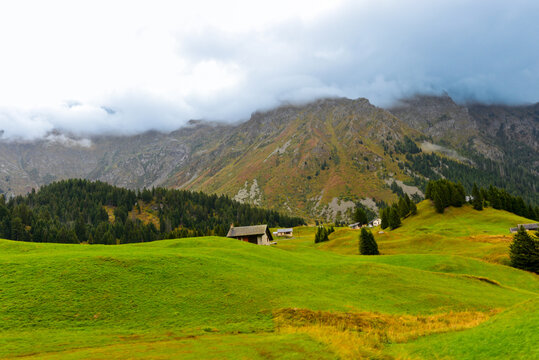 Idyllische Alpenlandschaft an der S&uuml;drampe des San-Bernardino-Passes im Misox, Graub&uuml;nden, Schweiz