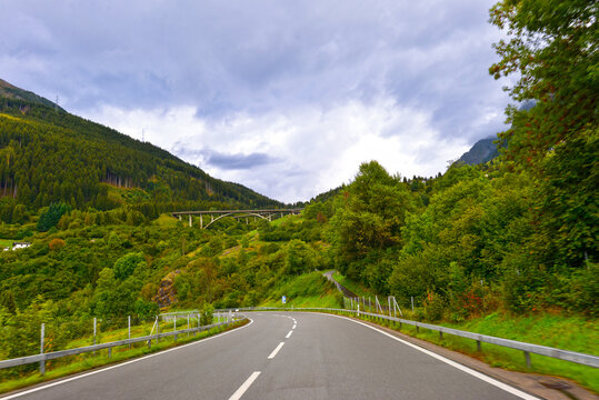 Fahrt auf der San-Bernardino-Passstrasse (H13) an der S&uuml;drampe im Misox, Schweiz