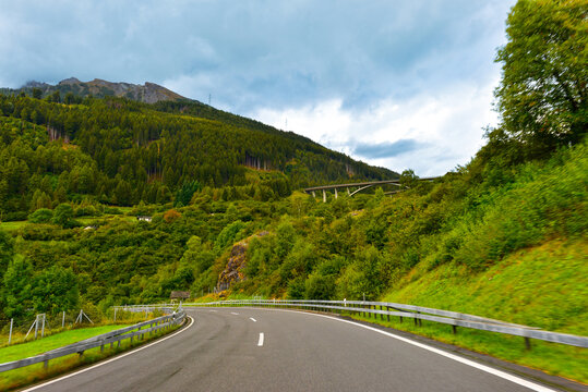 Fahrt auf der San-Bernardino-Passstrasse (H13) an der S&uuml;drampe im Misox, Schweiz