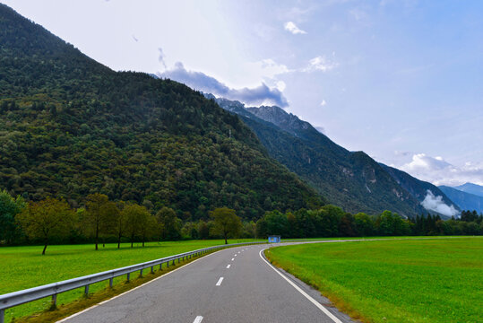 Die San-Bernardino-Passstrasse (H13) an der S&uuml;drampe vor Lostallo/Region Moesa (Graub&uuml;nden/Schweiz)