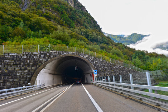 Autobahn A13 vor dem San Fedele Tunnel in Richtung Bellinzona (Graub&uuml;nden/Schweiz)