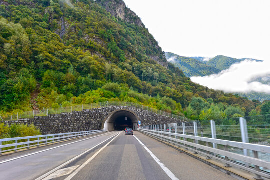 Autobahn A13 vor dem San Fedele Tunnel in Richtung Bellinzona (Graub&uuml;nden/Schweiz)