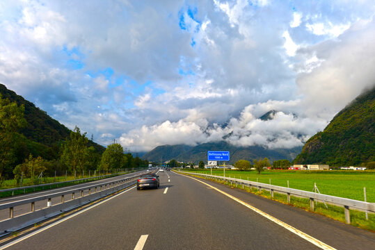 Autobahn A13 vor Bellinzona in Fahrtrichtung S&uuml;den (Tessin/Schweiz)