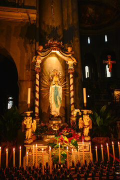 Innenansicht der San Fedele Kirche in Como, Italien