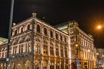 Fototapeta premium Vienna State Opera illuminated at night with ornate baroque facade