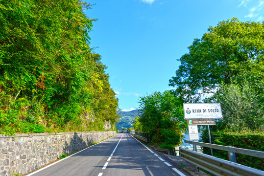 Uferstra&szlig;e am Iseosee bei Riva di Solto, Italien