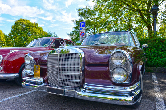 Frontansicht eines luxuri&ouml;sen Mercedes-Benz 220 SE Oldtimers aus den 1960er Jahren