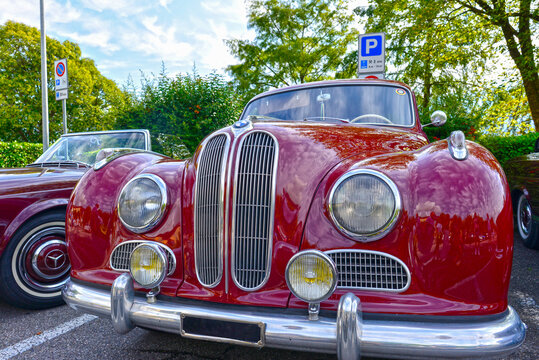 Frontansicht eines klassischen BMW 501 Barockengel Oldtimers in gl&auml;nzendem Rot