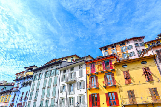 Traditionelle italienische Wohngeb&auml;ude im historischen Zentrum von Lovere im Sommer