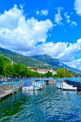 Fototapeta premium Malerischer Bootshafen und Uferpromenade in Lovere am Iseosee