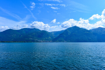 Obraz premium Panoramablick über den Lago d'Iseo bei Lovere auf die italienischen Berge