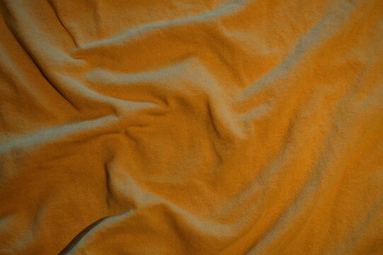 Stofftextur mit Falten in orange