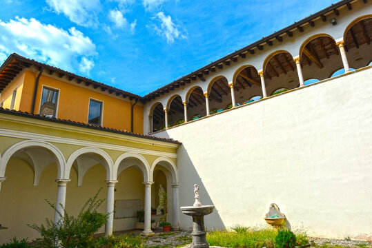 Historischer Renaissance-Kreuzgang im Kloster San Cristo in Brescia (Italien)