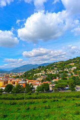 Obraz premium Malerischer Panoramablick vom Castello auf die Stadt Brescia und die Alpen