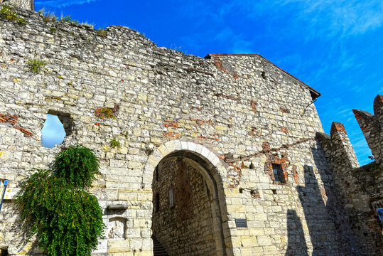 Historischer steinerner Torbogen im Innenbereich des Castello di Brescia (Italien)